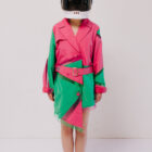 Magyar designer kabát, kontrasztos színekben, tüll részlettel.