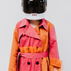 Magyar designer kabát, kontrasztos színekben, fodorral és tüllel.